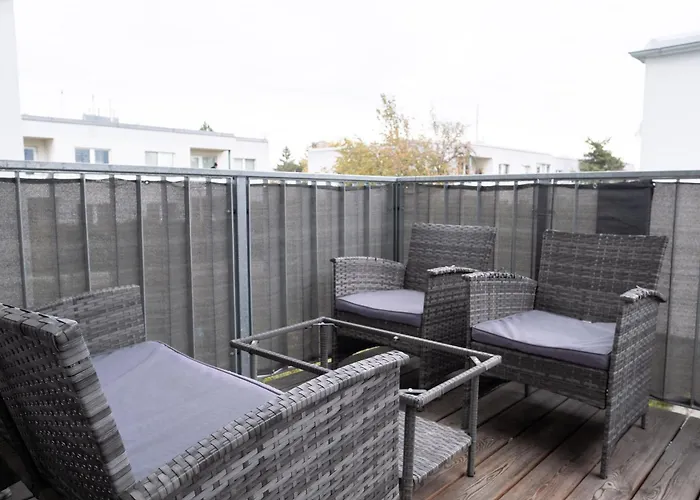 Modern W/ Cozy Balcony Near Center דירה *