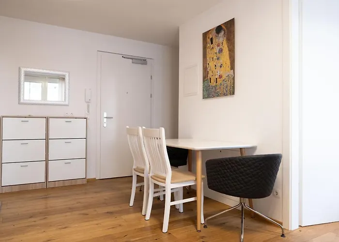 דירה Modern W/ Cozy Balcony Near Center