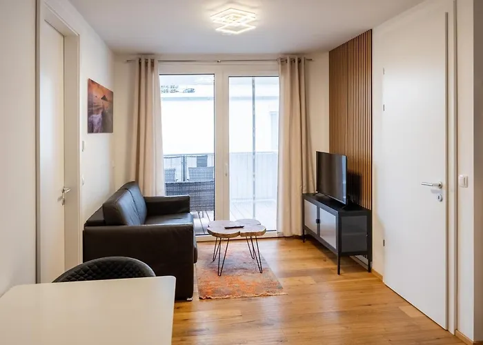 דירה Modern W/ Cozy Balcony Near Center *