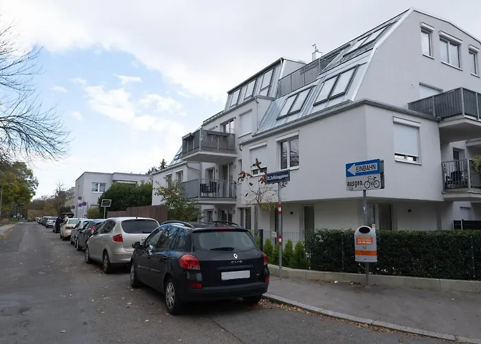 Modern W/ Cozy Balcony Near Center דירה *