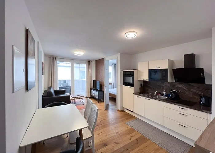 דירה Modern W/ Cozy Balcony Near Center