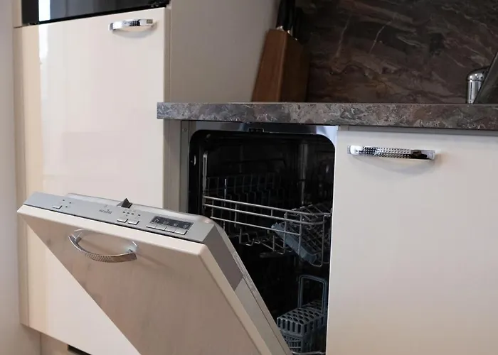 Modern W/ Cozy Balcony Near Center דירה