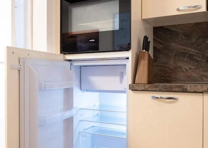 Modern W/ Cozy Balcony Near Center דירה *