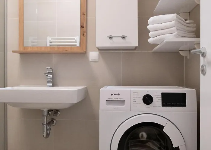 דירה Modern W/ Cozy Balcony Near Center