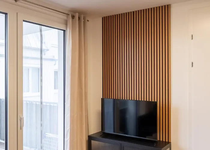 דירה Modern W/ Cozy Balcony Near Center